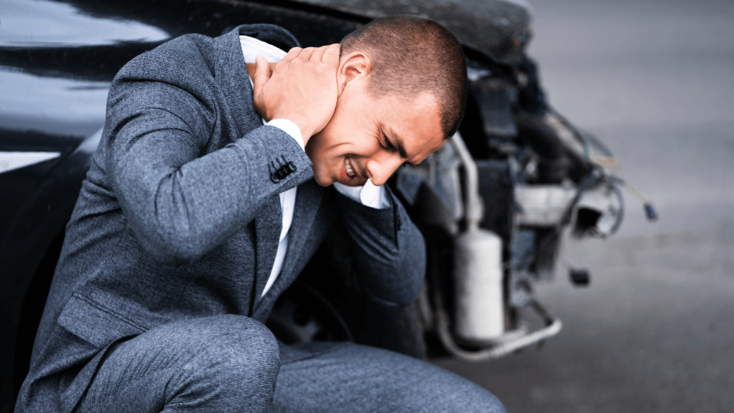 Foto de una persona con dolor de cuello debido a una lesión laboral